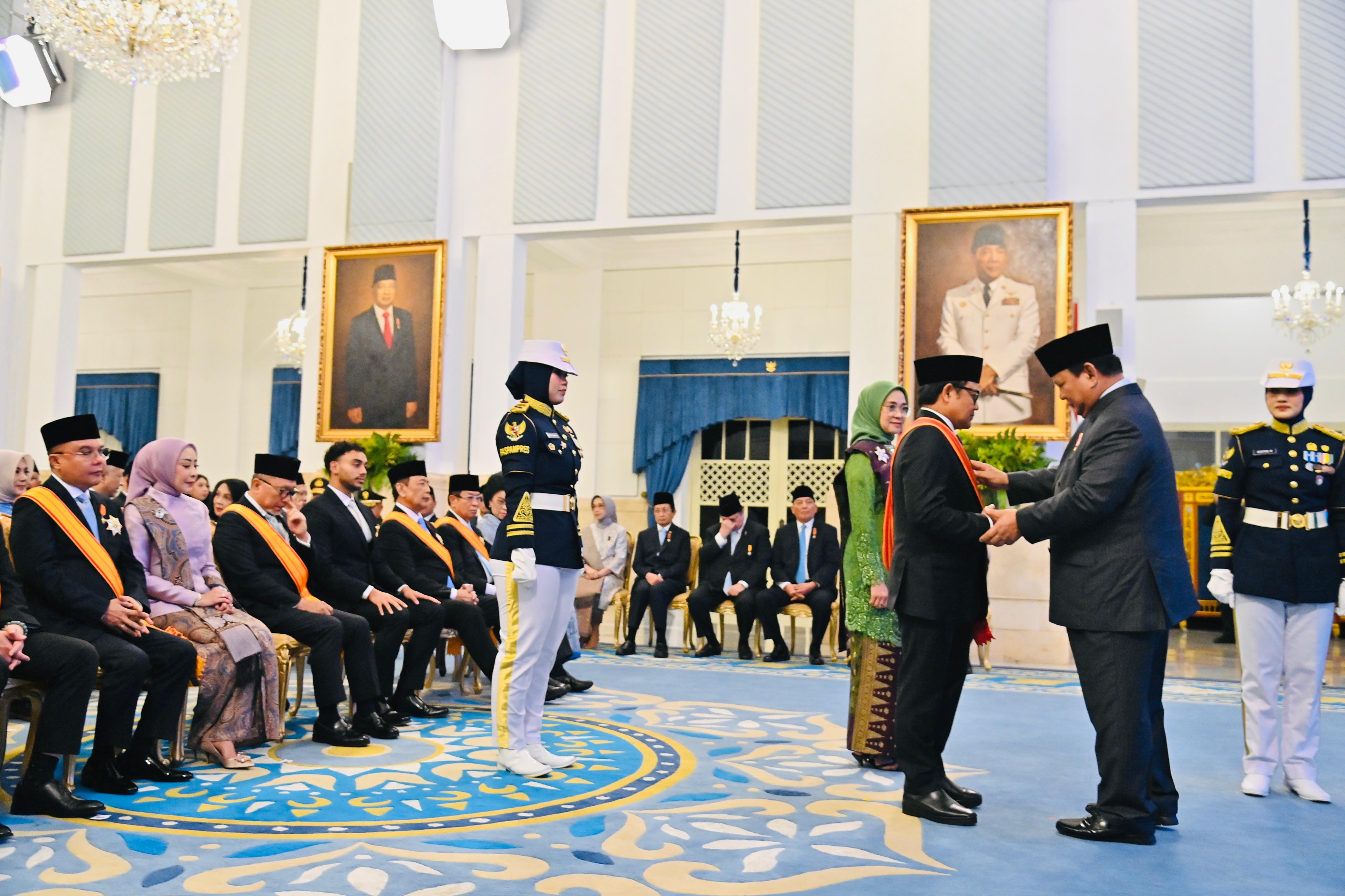 Menko PM Muhaimin Terima Tanda Kehormatan Bintang Mahaputera Adipurna dari Presiden Prabowo