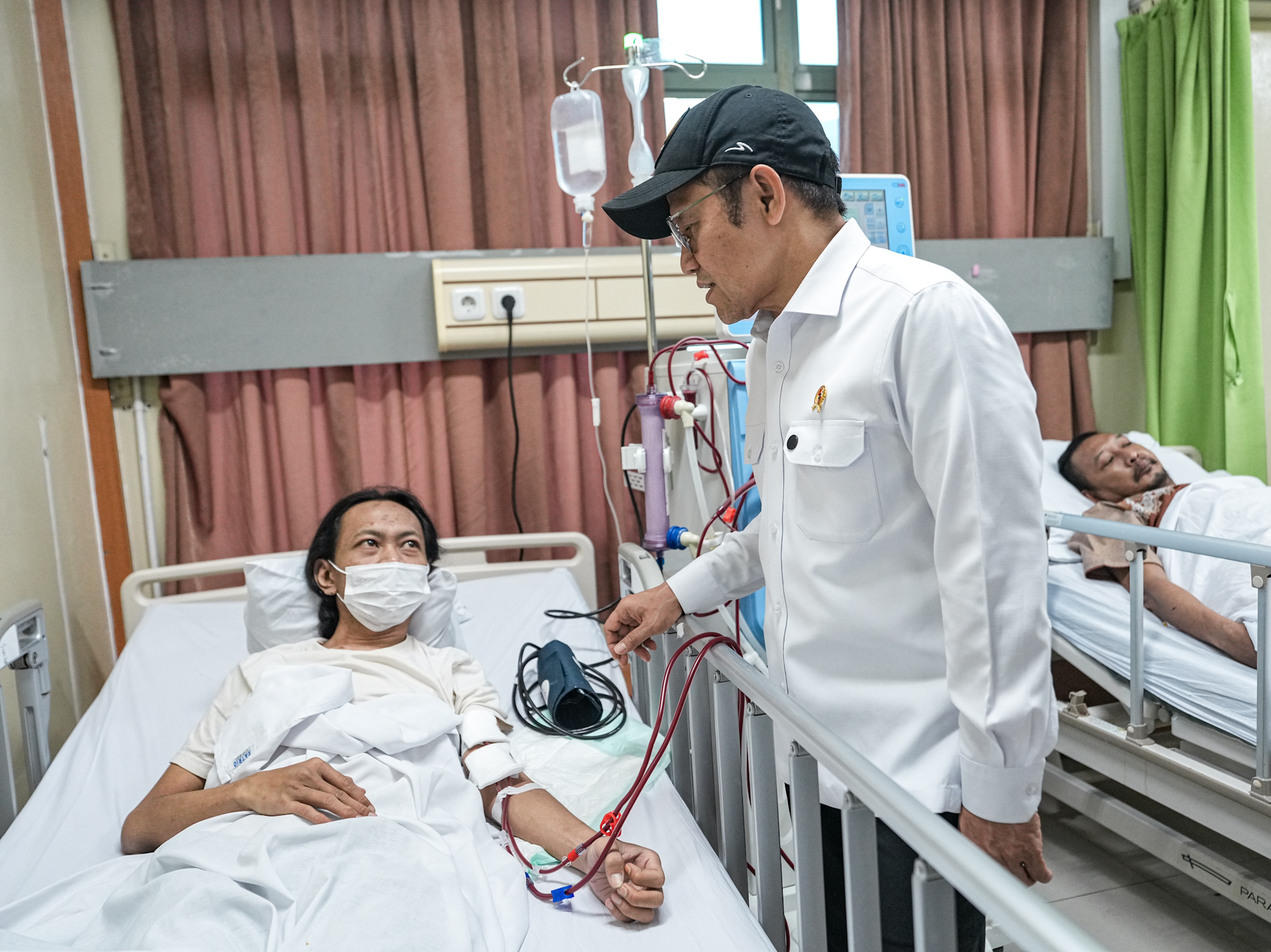 Pastikan Terlindungi JKN, Menko PM Tinjau Langsung Pasien Penyakit Kronis di RSUD Cengkareng, Jakarta, Rabu (01/07/2026).