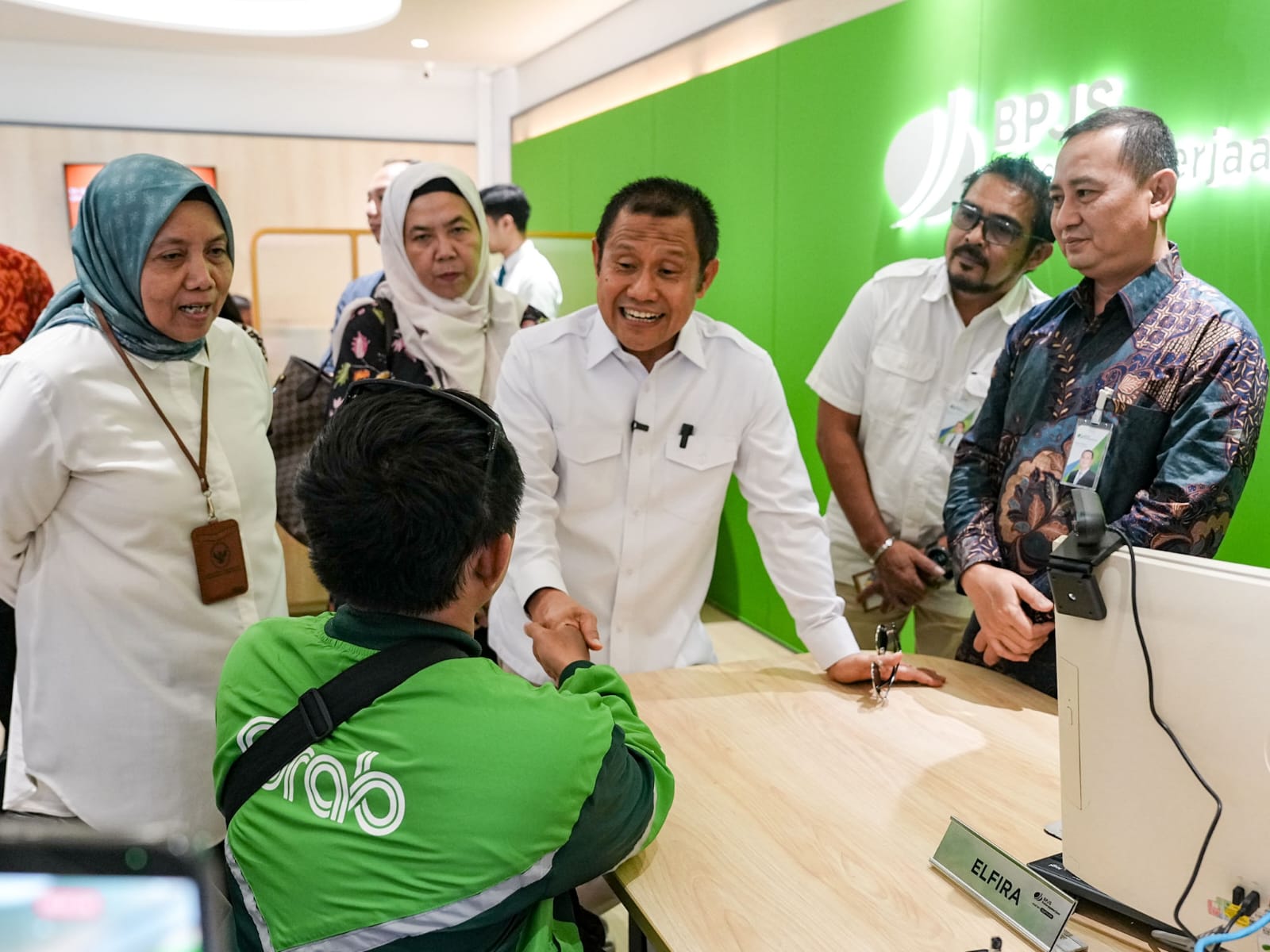 Perkuat Perlindungan Sosial Pekerja Informal, Menko Muhaimin Dorong Miliki Kepesertaan BPJS Ketenagakerjaan di Kantor BPJS Ketenagakerjaan, Denpasar, Bali, Rabu (08/07/2026).