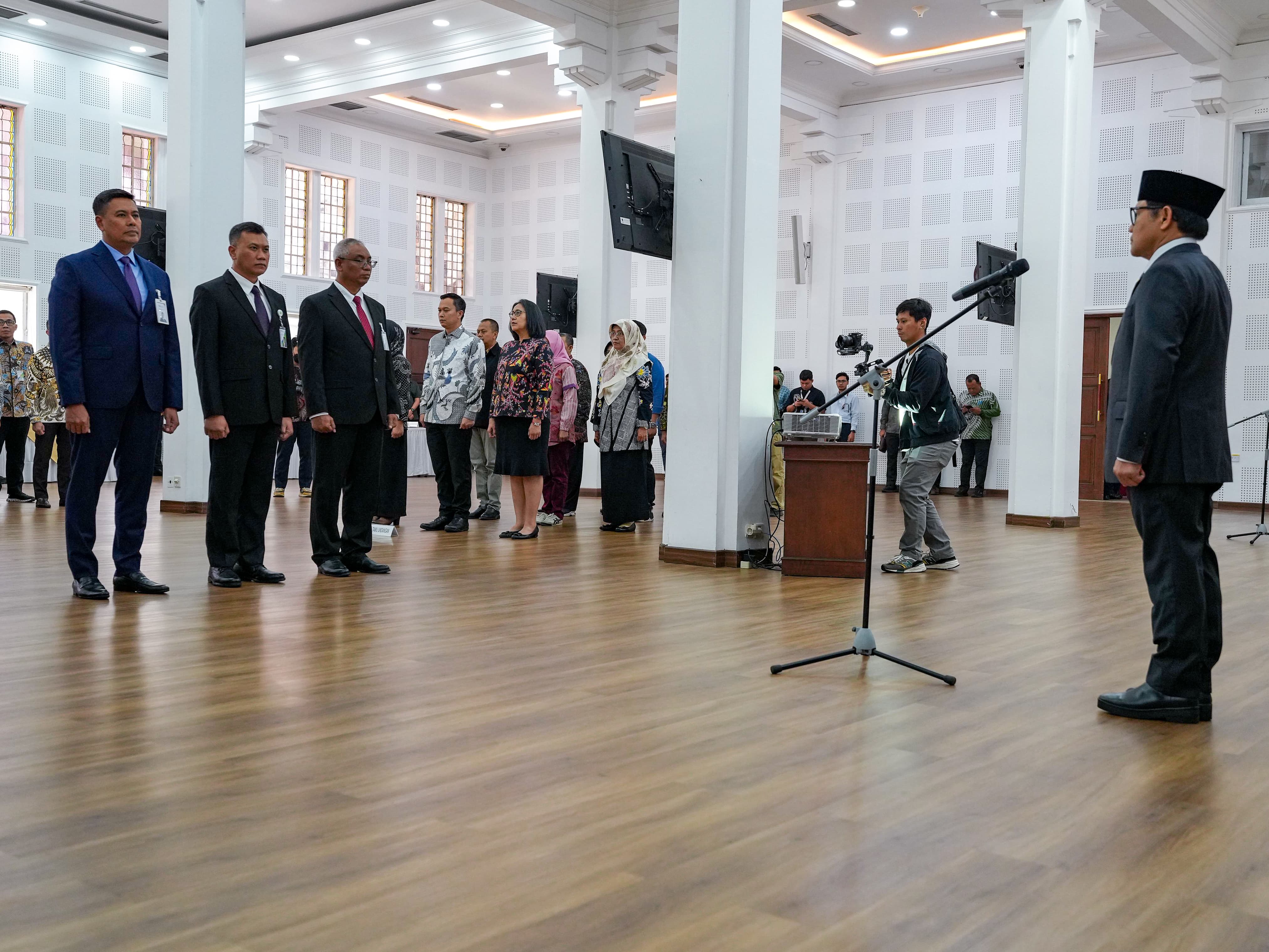 Menko PM Mengangkat Dirut BPJS Ketenagakerjaan dan Menyerahkan Keppres Nomor 63/P Tahun 2025